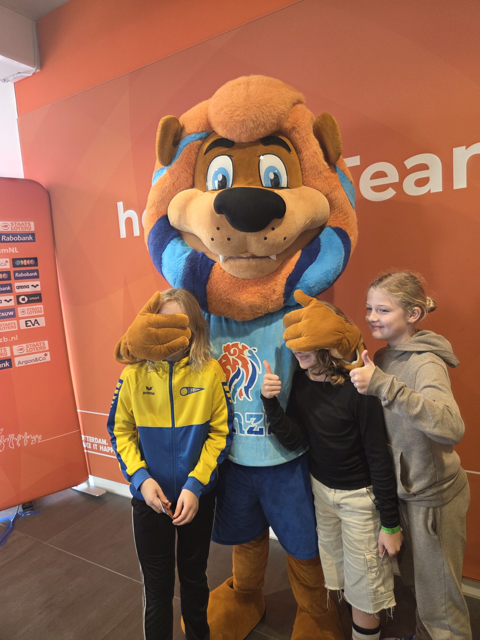 Lindi, Dana en Leonie beleven bijzondere zwemmiddag tijdens de Kids Experience